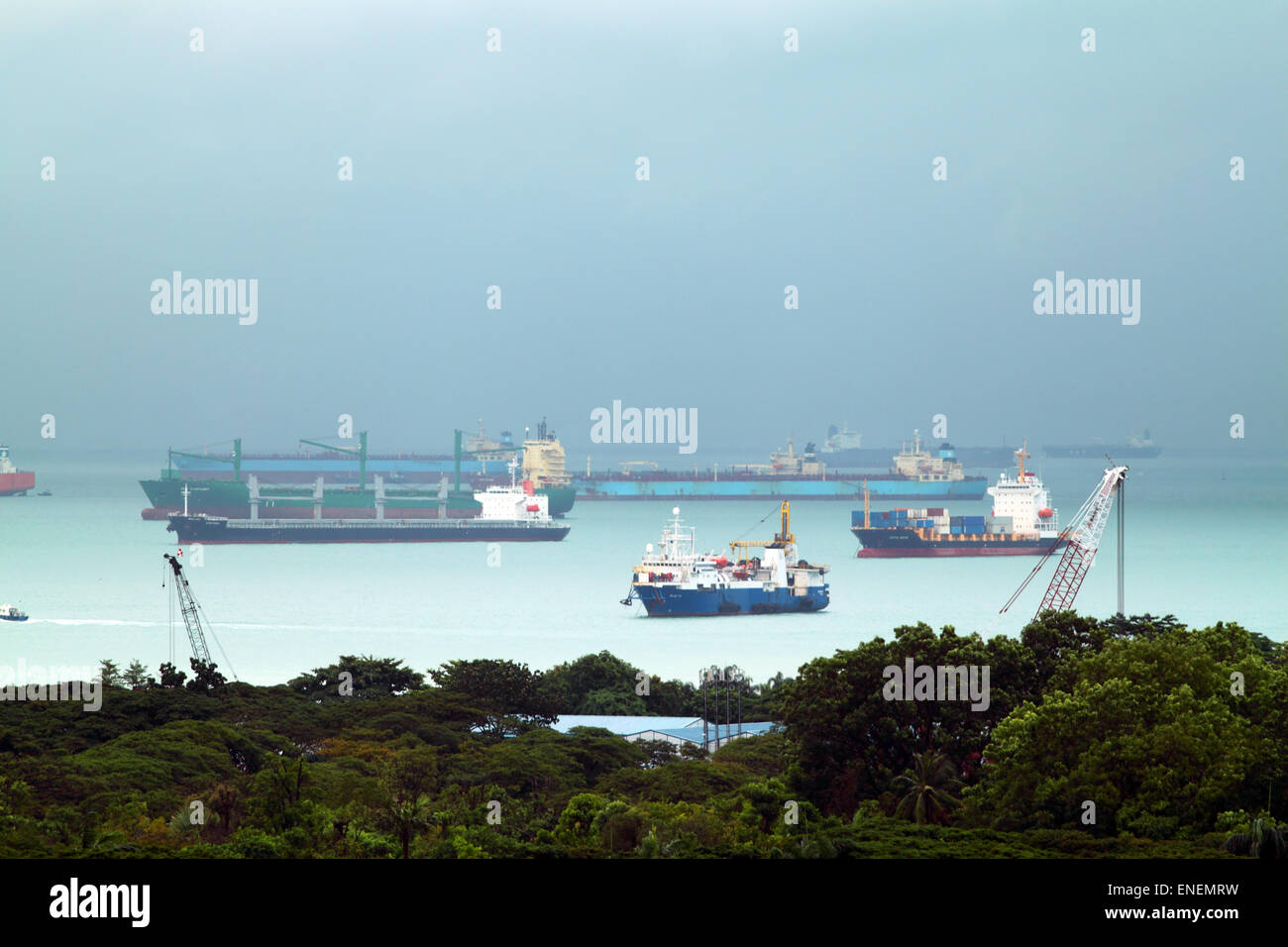 Vue d'oiseau de paysage de bateaux de marchandises entrant dans l'un des ports les plus achalandés au monde, Singapour. Banque D'Images