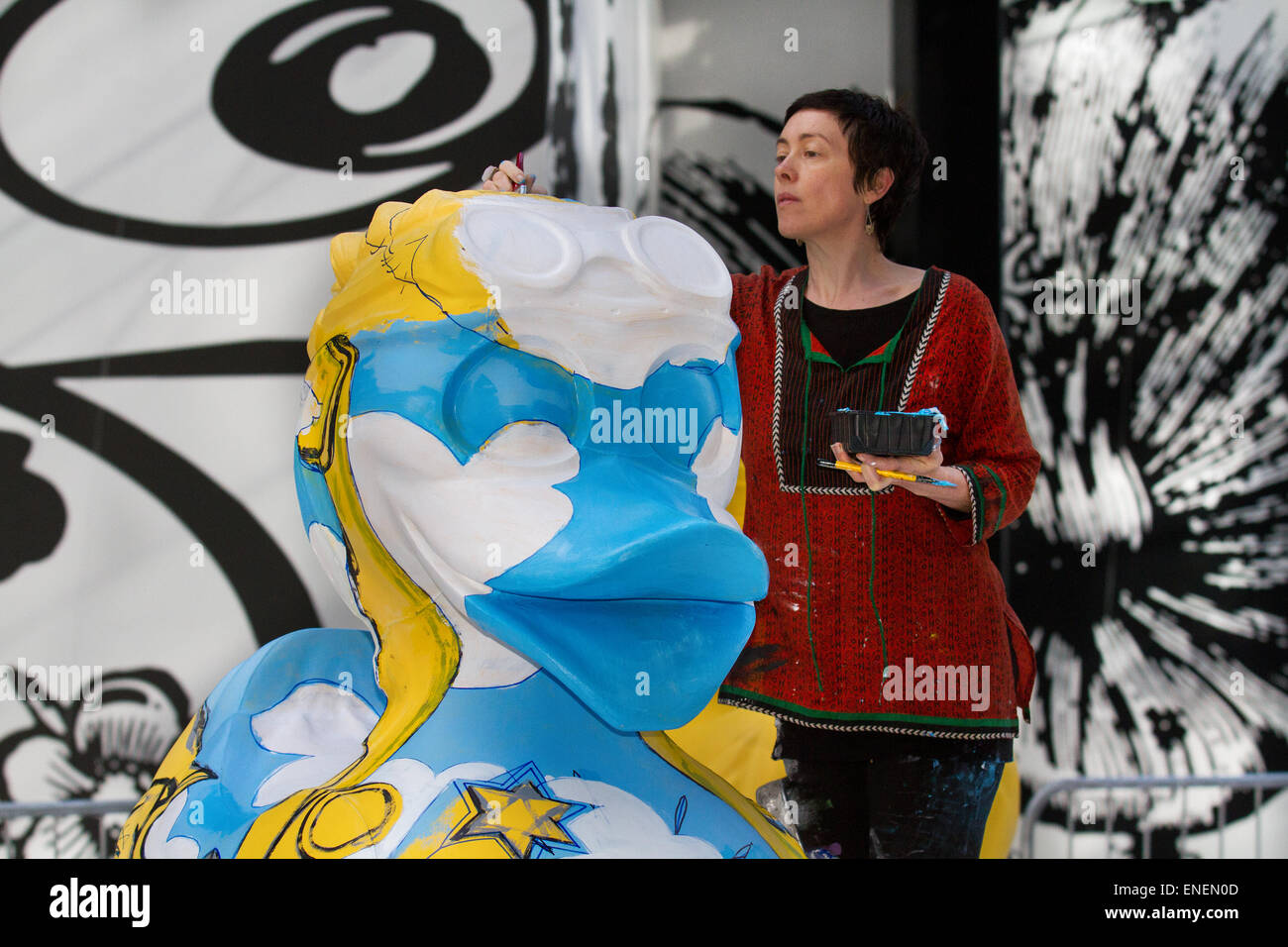 Liverpool, Merseyside, mai 4rd, 2015. Elmear Kavanagh, une technique mixte, peinture de l'artiste son Beatles quatre fantastiques, Canard à thème au centre River Festival Projet. Une équipe d'artistes est la décoration d'une multitude de canards géants à la vue du public au développement de l'île de Mann.Le Canard Liverpool Trail, commandé par AquaDucked, est d'être lancé sur LightNight pour présenter la créativité dynamique vivant à Liverpool ainsi qu'à recueillir des fonds et de sensibilisation pour Macmillan Cancer Support. Un concours a été organisé pour les participants qui seraient plus tôt devaient soumettre conçoit pour approbation. Banque D'Images