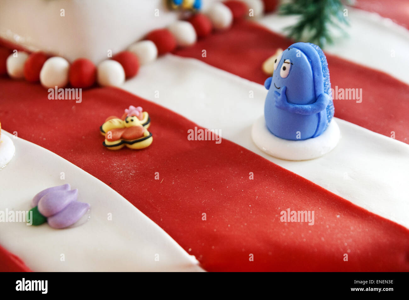 Gateau Rouge Et Blanc Pour L Anniversaire Photo Stock Alamy