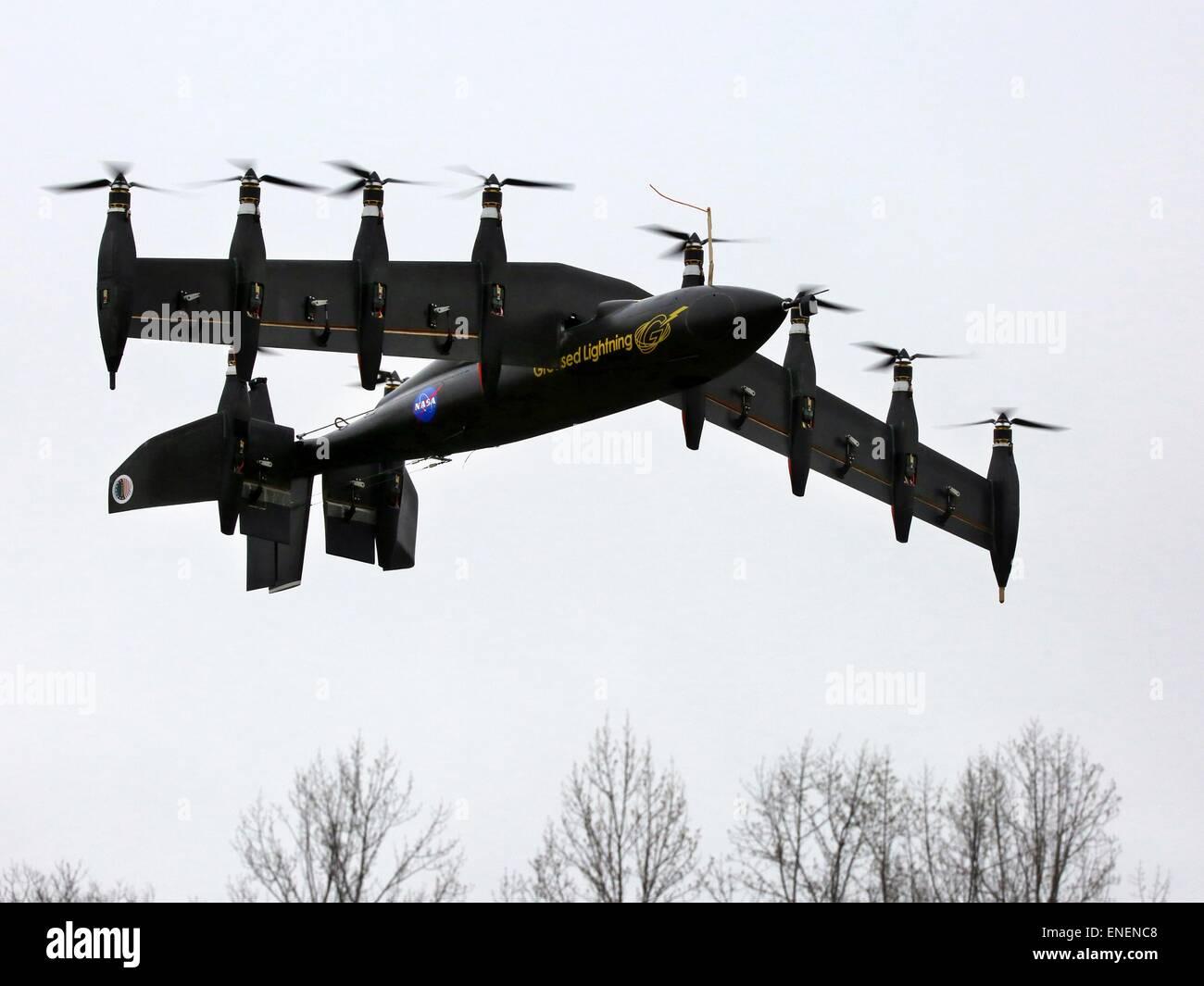 Le prototype 10 avion batterie moteur appelé La foudre graissée développé par le Langley Research Center de la NASA décolle comme un hélicoptère pendant le premier essai à Fort A.P. Hill le 1 mai 2015 à Richmond, Virginie. Banque D'Images