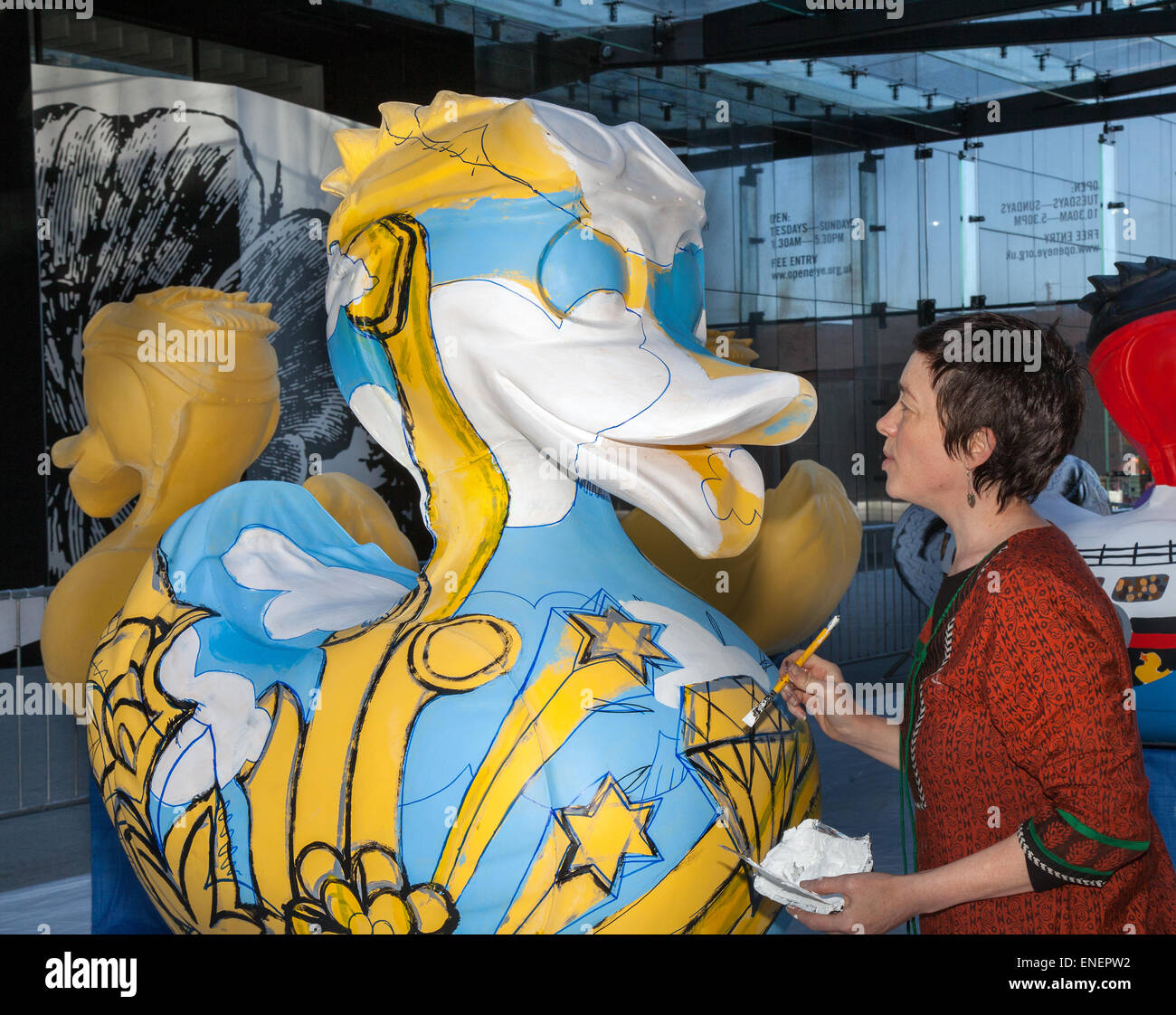 Modèle en fibre de verre peint en couleur canard animal sculpture, Liverpool, Merseyside, mai 4rd, 2015. Elmear Kavanagh, une technique mixte, peinture de l'artiste son Beatles quatre fantastiques, Canard à thème au centre River Festival Projet. Une équipe d'artistes est la décoration d'une multitude de canards géants à la vue du public au développement de l'île de Mann.Le Canard Liverpool Trail, commandé par AquaDucked, est d'être lancé sur LightNight pour présenter la créativité dynamique vivant à Liverpool. Banque D'Images