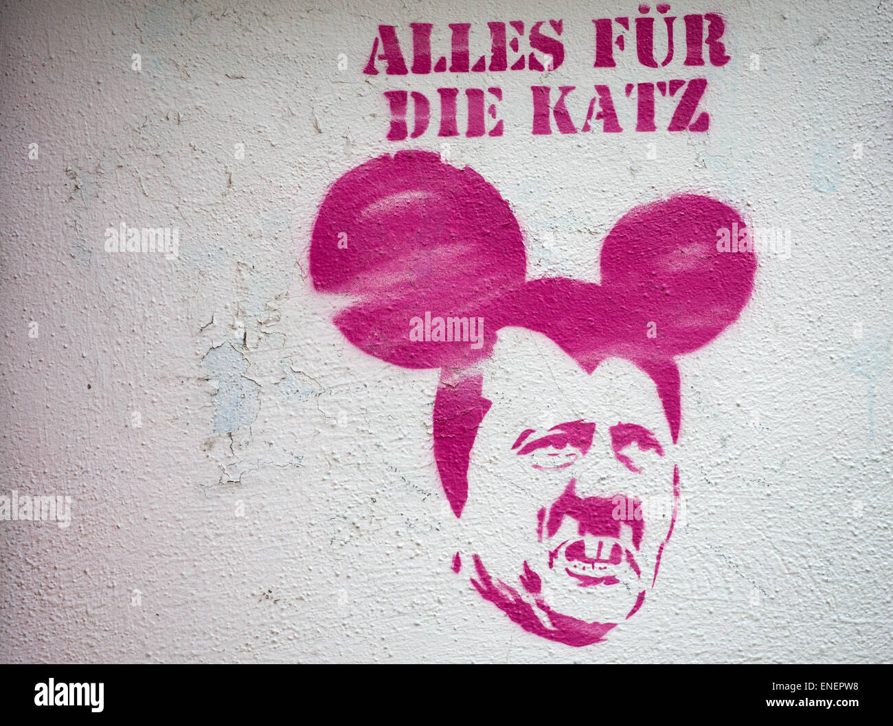 Dresde, Allemagne. 04 mai, 2015. Un graffiti rose représentant Adolf Hitler avec les oreilles de Mickey sous les termes "Alles für die Katz' (lit. tous pour le chat, un Allemand en disant ce qui se traduit par "c'était une perte de temps') est vu à Dresde, Allemagne, 04 mai 2015. Photo : Arno Burgi/dpa/Alamy Live News Banque D'Images