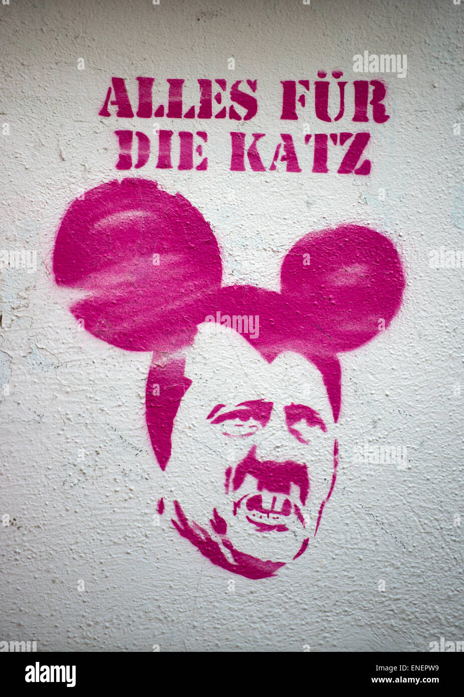 Dresde, Allemagne. 04 mai, 2015. Un graffiti rose représentant Adolf Hitler avec les oreilles de Mickey sous les termes "Alles für die Katz' (lit. tous pour le chat, un Allemand en disant ce qui se traduit par "c'était une perte de temps') est vu à Dresde, Allemagne, 04 mai 2015. Photo : Arno Burgi/dpa/Alamy Live News Banque D'Images