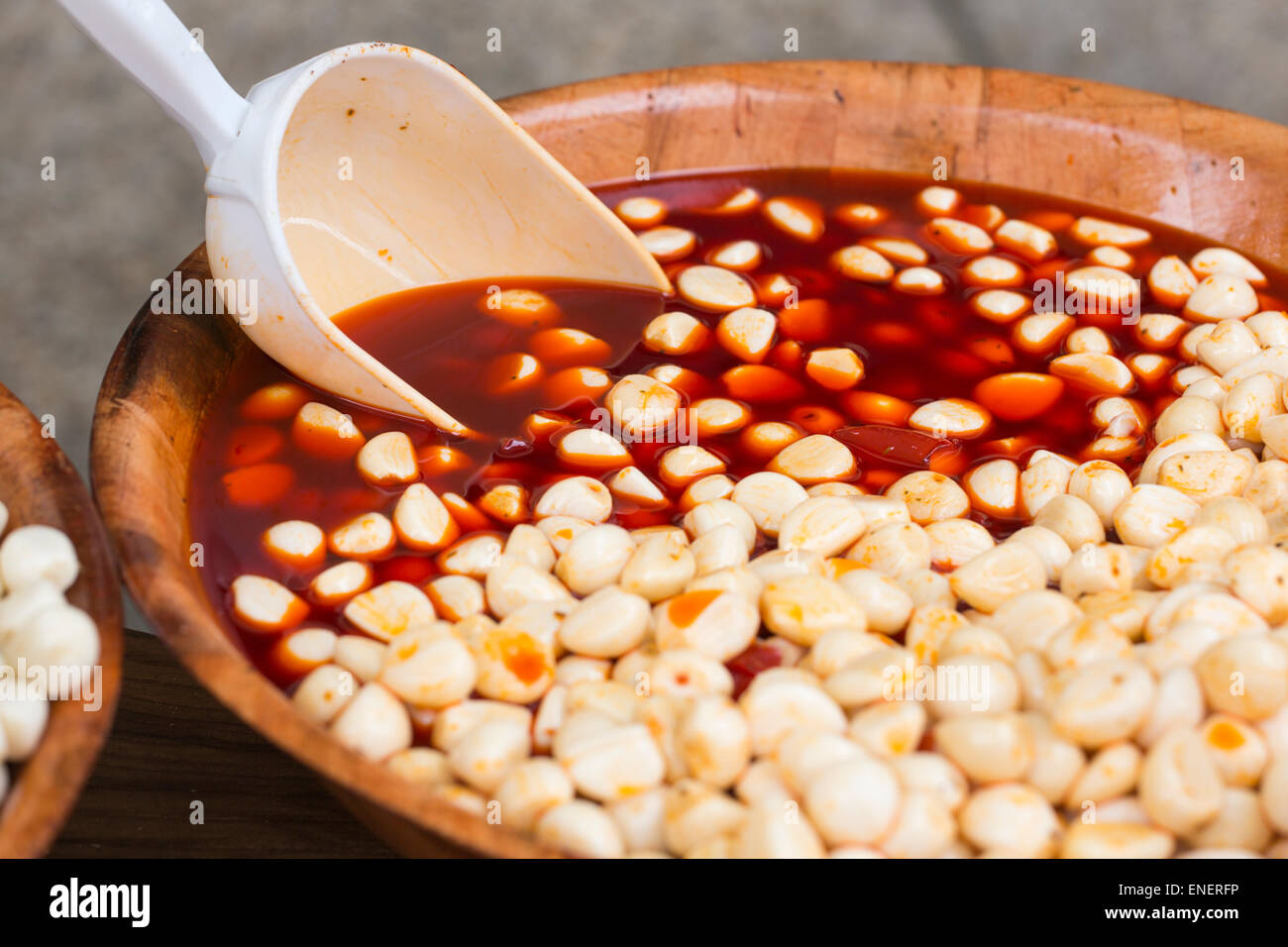 L'ail dans l'huile au marché du dimanche de Montcuq avec des produits alimentaires en France Banque D'Images