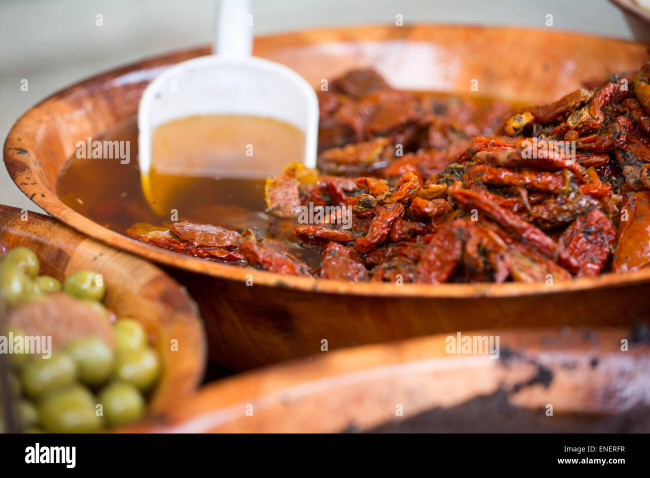Tomates séchées au marché du dimanche de Montcuq avec des produits alimentaires en France Banque D'Images
