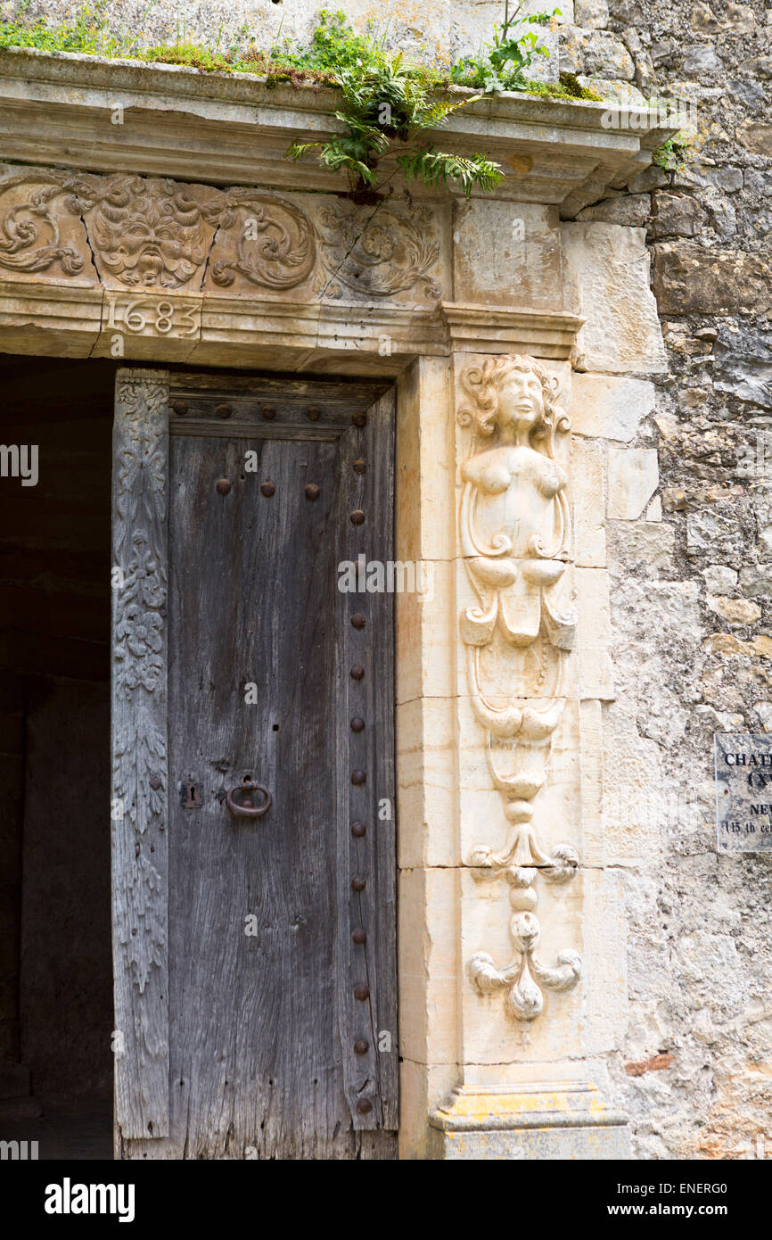 Ancienne porte de bois (17ème siècle) avec des sculptures et des ornements au château de Bruniquel dans le Midi-Pyrenees, France Banque D'Images