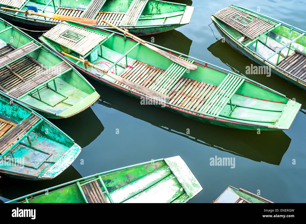 Bateaux vietnamiens sur la rivière tôt le matin. Tam Coc, Ninh Binh,. Paysage Voyage au Vietnam et destinations Banque D'Images