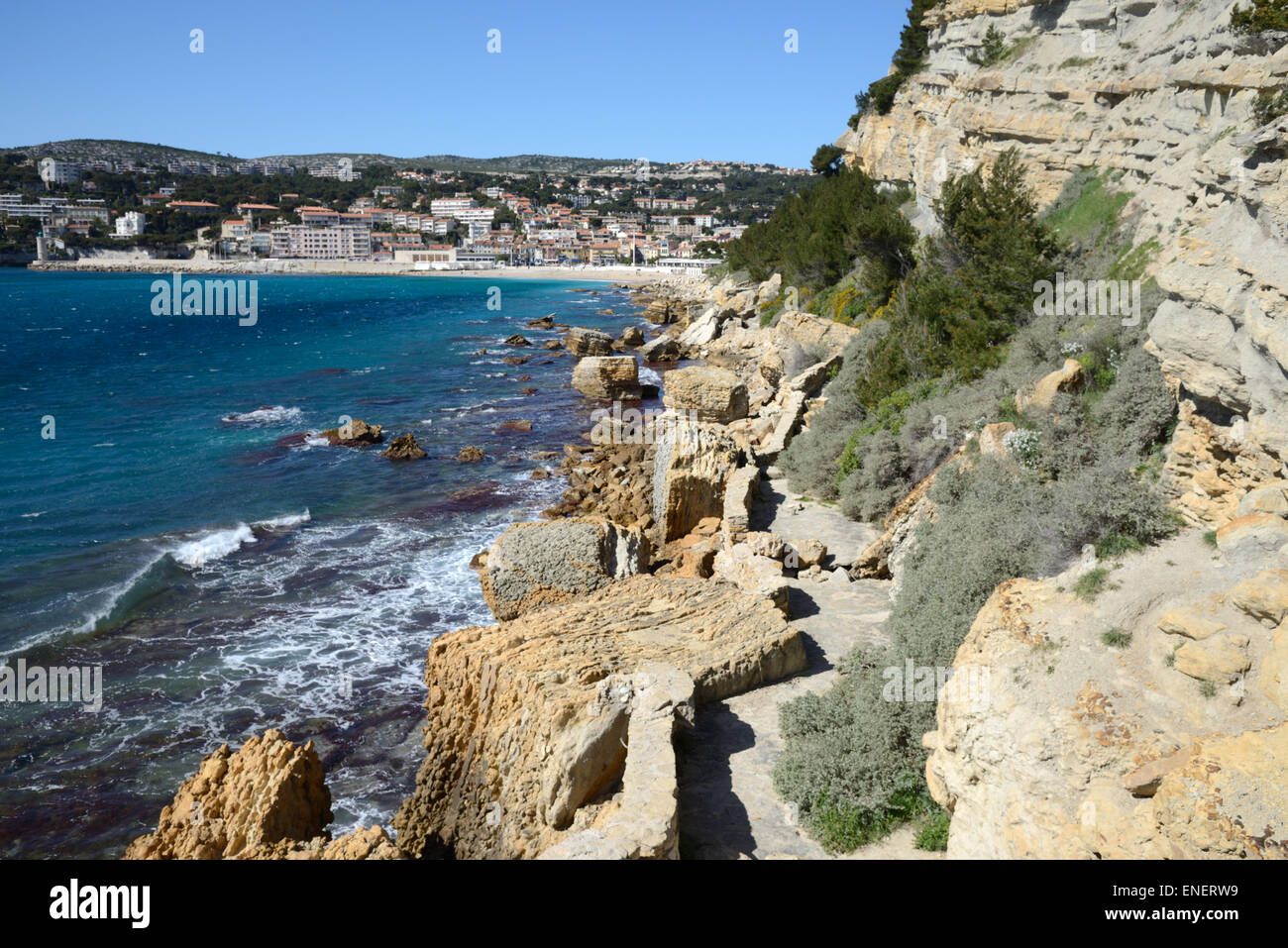 Sentier du littoral fermé ou bloqué par la chute de roches ou d'éboulis et de l'érosion côtière Cassis Provence France Banque D'Images