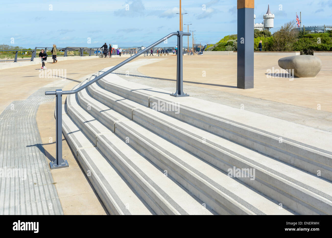 Le nouveau chemin le long de la rivière Arun Arun sur Parade à Littlehampton, West Sussex, Angleterre. Banque D'Images