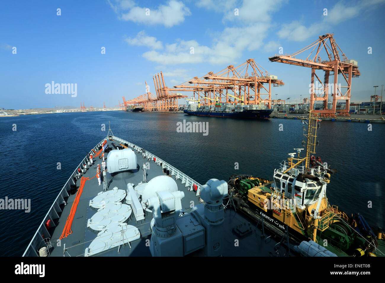Salalah, Oman. 4 mai, 2015. Le destroyer lance-missiles Qingdao entre dans le port de Salalah, Oman, le 4 mai 2015. La 20e flotte d'escorte de la marine chinoise composée de missiles de Jinan, frégate de missiles Yiyang et quitté le navire d'approvisionnement Qiandaohu China's Beijing pour le golfe d'Aden et les eaux au large de la Somalie le 3 avril. © Zeng Tao/Xinhua/Alamy Live News Banque D'Images