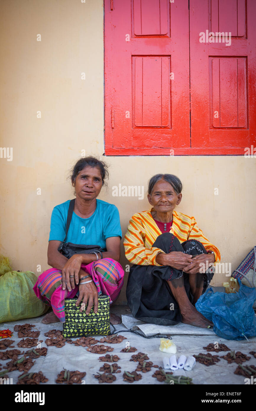 Les femmes locales vendre sirih pinang sur un vendeur de rue dans l'île de Sumba, Indonésie. Banque D'Images