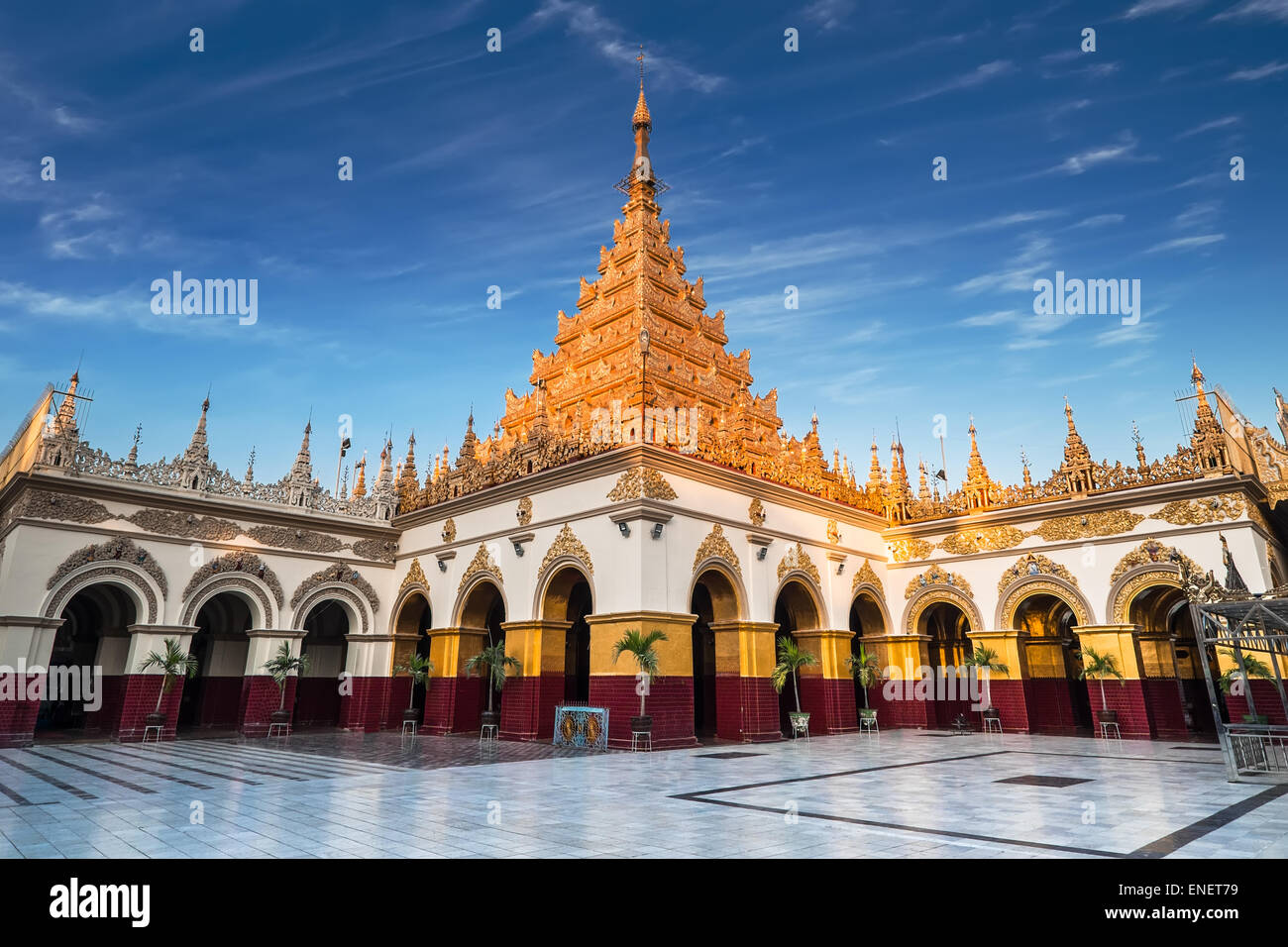 Golden Temple du Bouddha Mahamuni. Étonnante architecture des temples bouddhistes à Mandalay. Myanmar (Birmanie) et les paysages voyage desti Banque D'Images