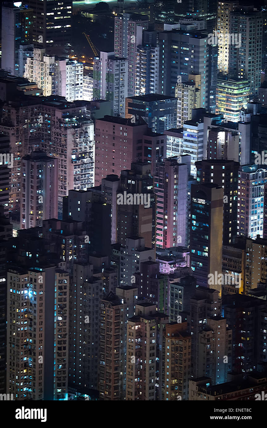 Abstract futuristic cityscape nuit illuminée avec des gratte-ciel. Hong Kong panorama vue aérienne Banque D'Images