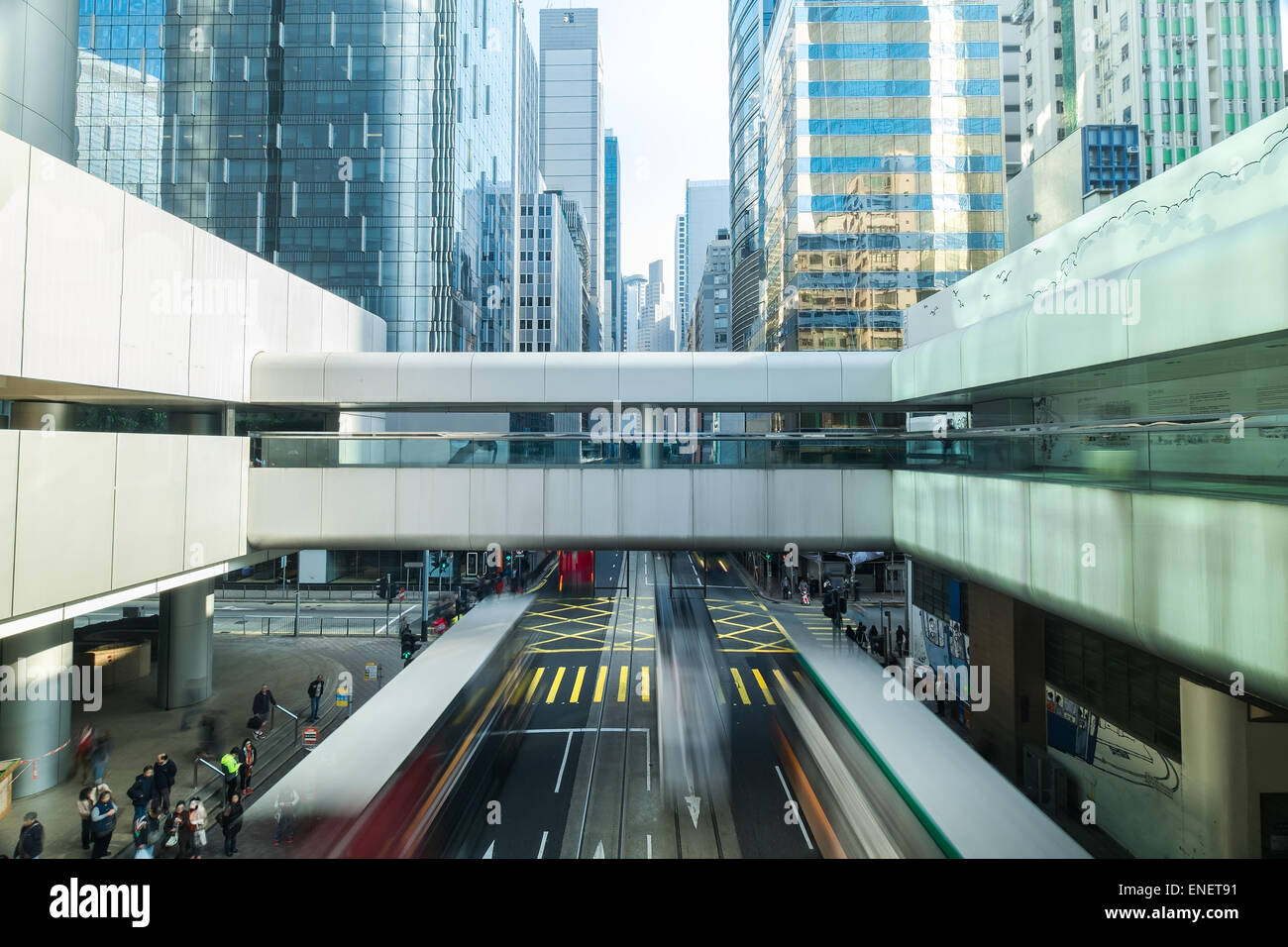 Abstract futuristic cityscape view avec les gratte-ciel modernes, pont et quelques personnes. Hong Kong Banque D'Images