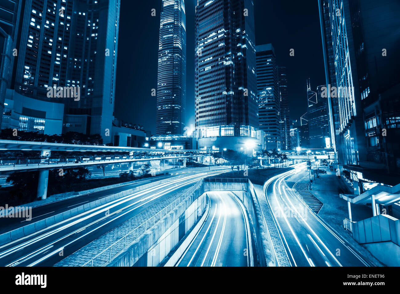 Nuit paysage urbain futuriste avec vue sur les gratte-ciel illuminés et de circulation de la ville de l'autre côté de la rue. Hong Kong Banque D'Images
