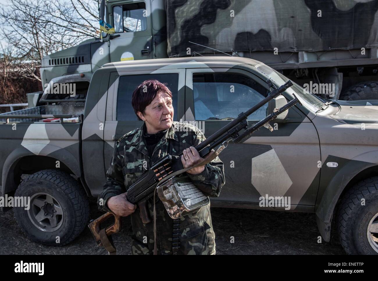 Une femelle avec le bataillon de chasseurs Donbas déchargement d'un camion d'armes dans l'Est de l'Ukraine. Banque D'Images