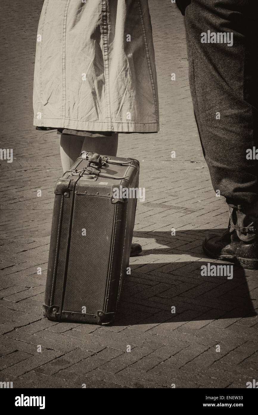 Couple de guerre en quarantaine code vestimentaire avec valise. Soldat et son épouse ou petite amie Banque D'Images