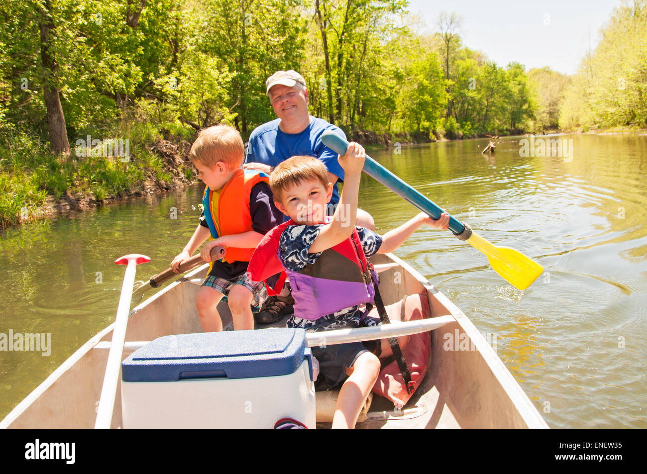L'homme et fils du canoë-kayak sur la rivière Banque D'Images