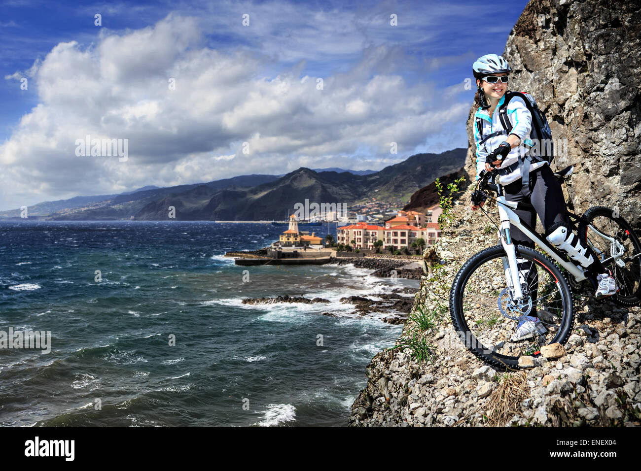 Femme VTT en montagne Banque D'Images