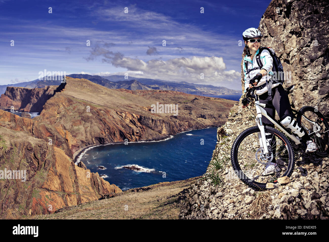 Femme VTT en montagne Banque D'Images