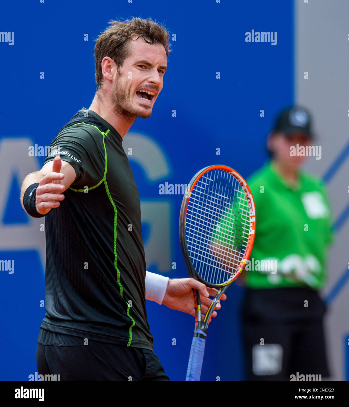 Munich, Allemagne. 4 mai, 2015. Tennis pro Andy Murray réagit pendant le match de tennis contre Igor Andreev au tournoi de tennis de l'ATP à Munich, Allemagne, le 4 mai 2015. Le match a dû être suspendu au début, le dimanche 3 mai, en raison de fortes pluies. Le match s'est poursuivi le lundi 4 mai 2015. © AFP PHOTO alliance/Alamy Live News Banque D'Images