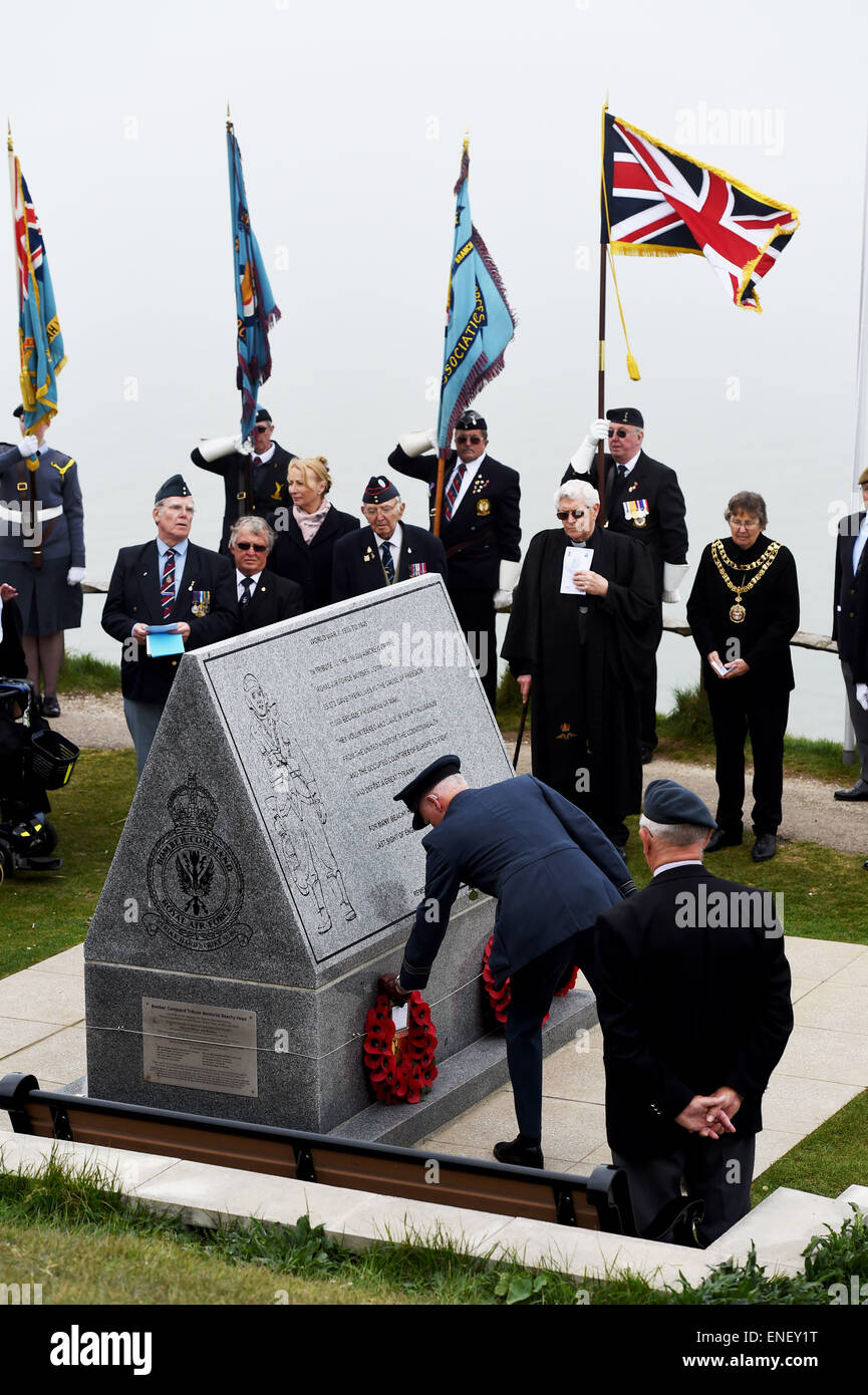 Beachy Head, Eastbourne, Sussex, UK. 4 mai, 2015. La 3ème Conférence annuelle le Bomber Command 'Mission accomplie' memorial service étant tenu le Beachy Head aujourd'hui le service commémore l'équipage 55 573 bombardiers en spéciales canadiennes qui ont perdu la vie dans la seconde guerre mondiale Photo : Simon Dack/Alamy Live News Banque D'Images