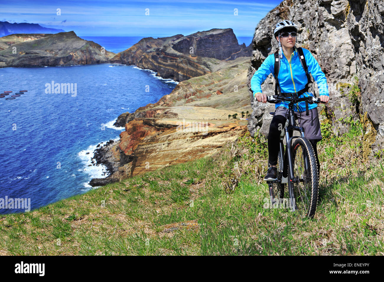 Femme VTT en montagne Banque D'Images
