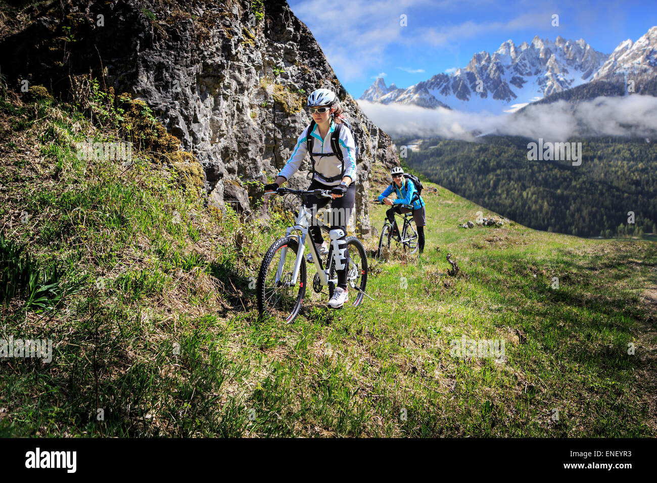 Femme VTT en montagne Banque D'Images