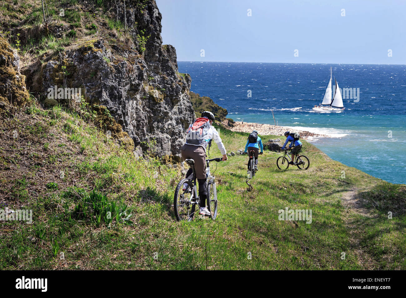 Groupe de motards sur un sentier dans les montagnes Banque D'Images