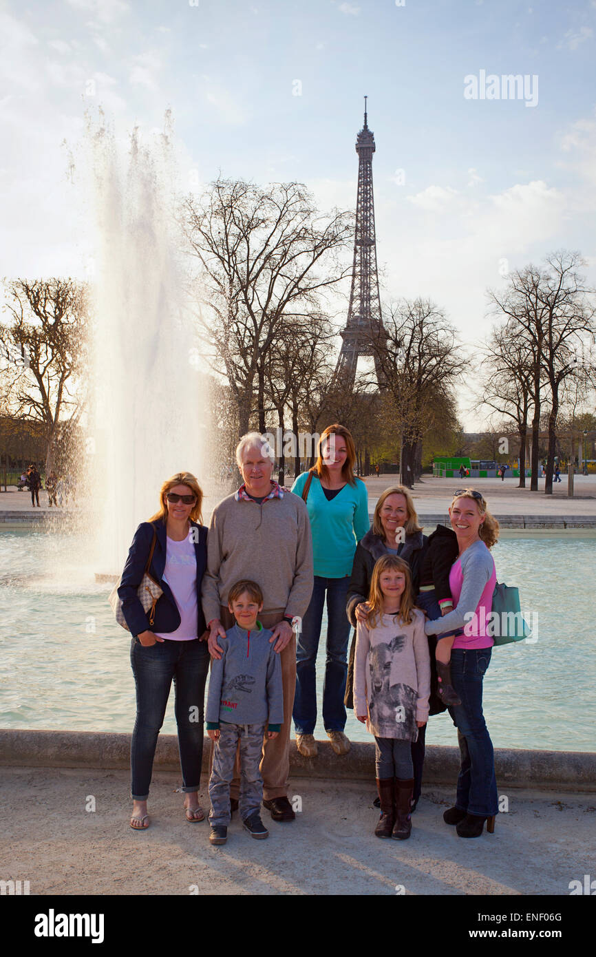 Grande famille en face de la Tour Eiffel, Paris France Banque D'Images