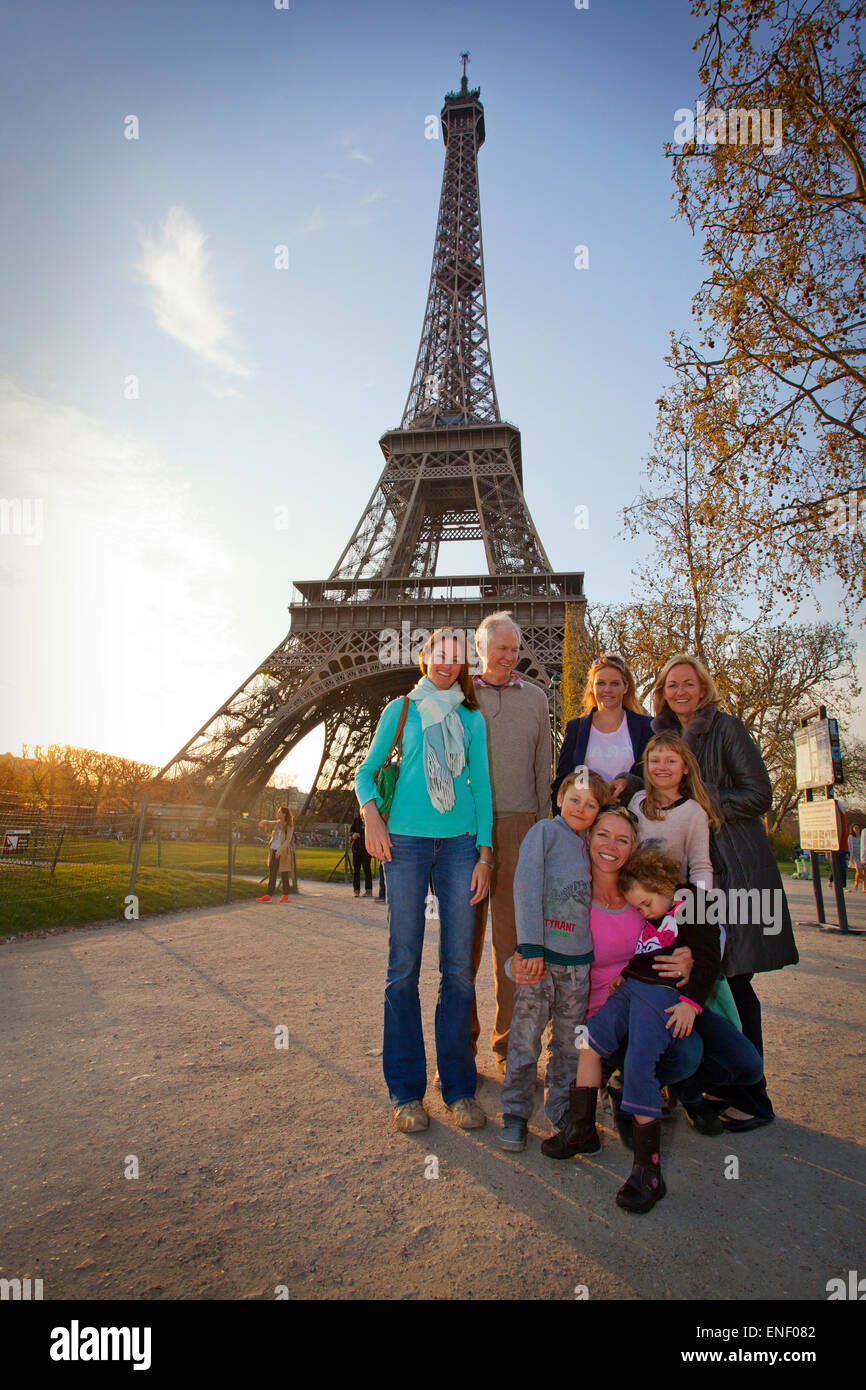 Grande famille en face de la Tour Eiffel, Paris France Banque D'Images