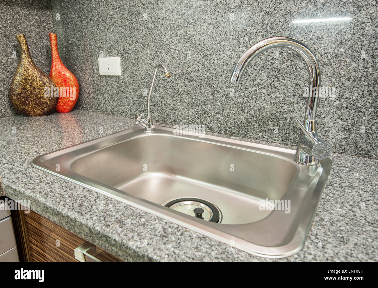Décoration design d'intérieur de la cuisine dans un appartement de luxe avec évier et robinet Banque D'Images