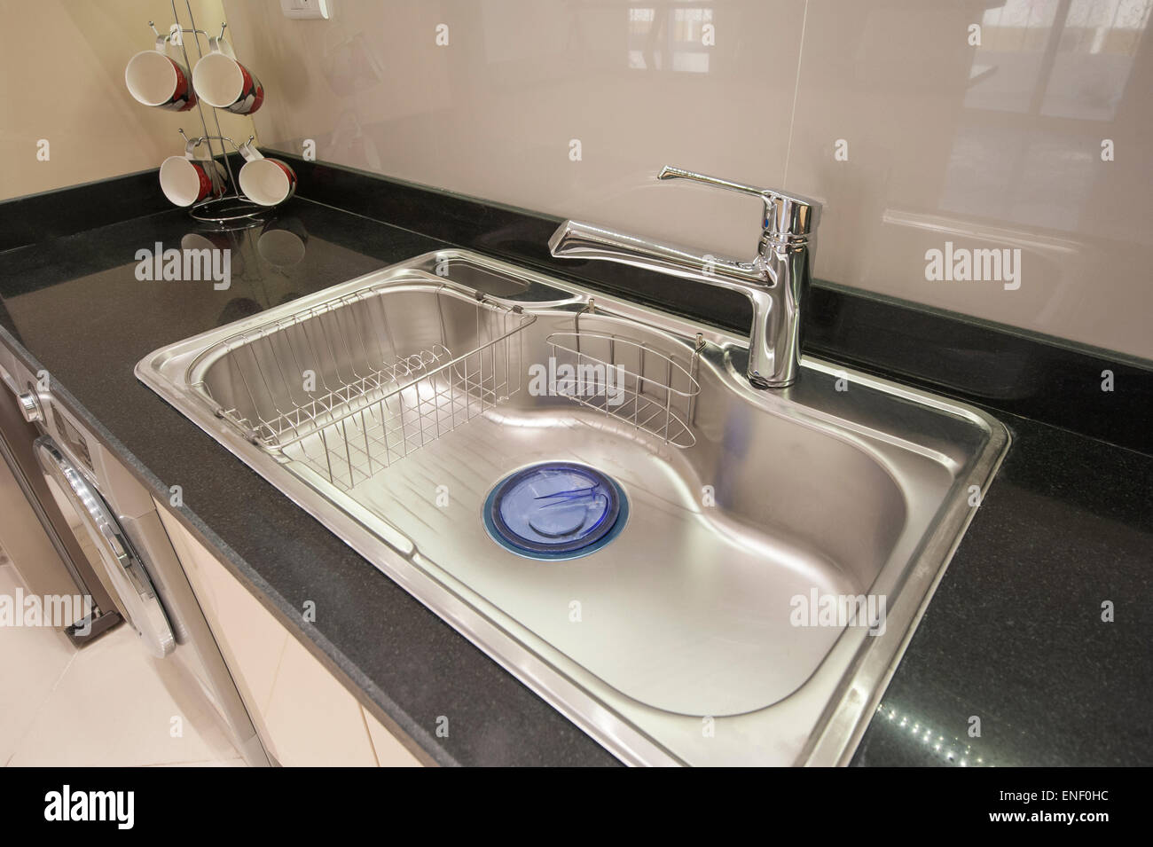 Décoration design d'intérieur de la cuisine dans un appartement de luxe avec évier et robinet Banque D'Images