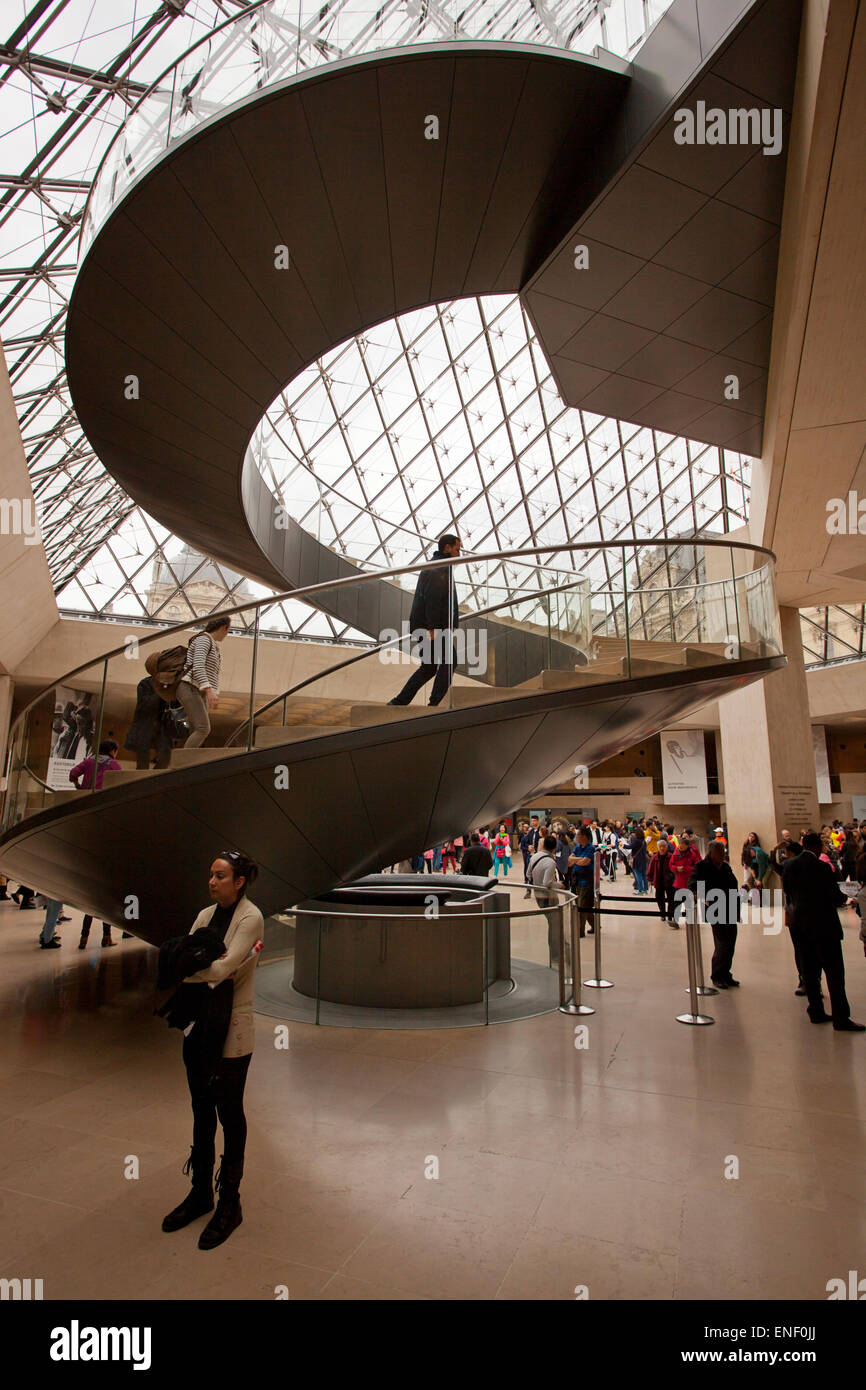 Escalier du musée du Louvre, Paris Banque D'Images