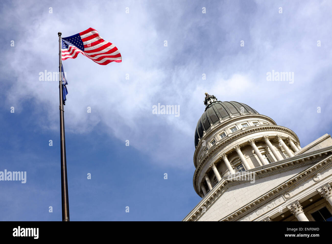 Stars and Stripes flag en face de l'Utah State Capitol building, à Salt Lake City, Utah, USA Banque D'Images