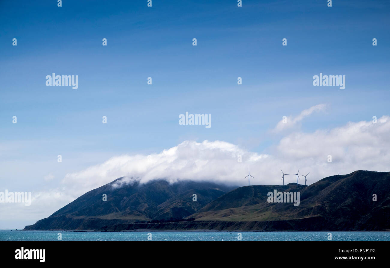 Vue sur les parcs éoliens Project West Wind sur la station Terahhiti et Makara Farm à l'ouest de Wellington depuis le ferry Interinsulaire, New Zea Banque D'Images