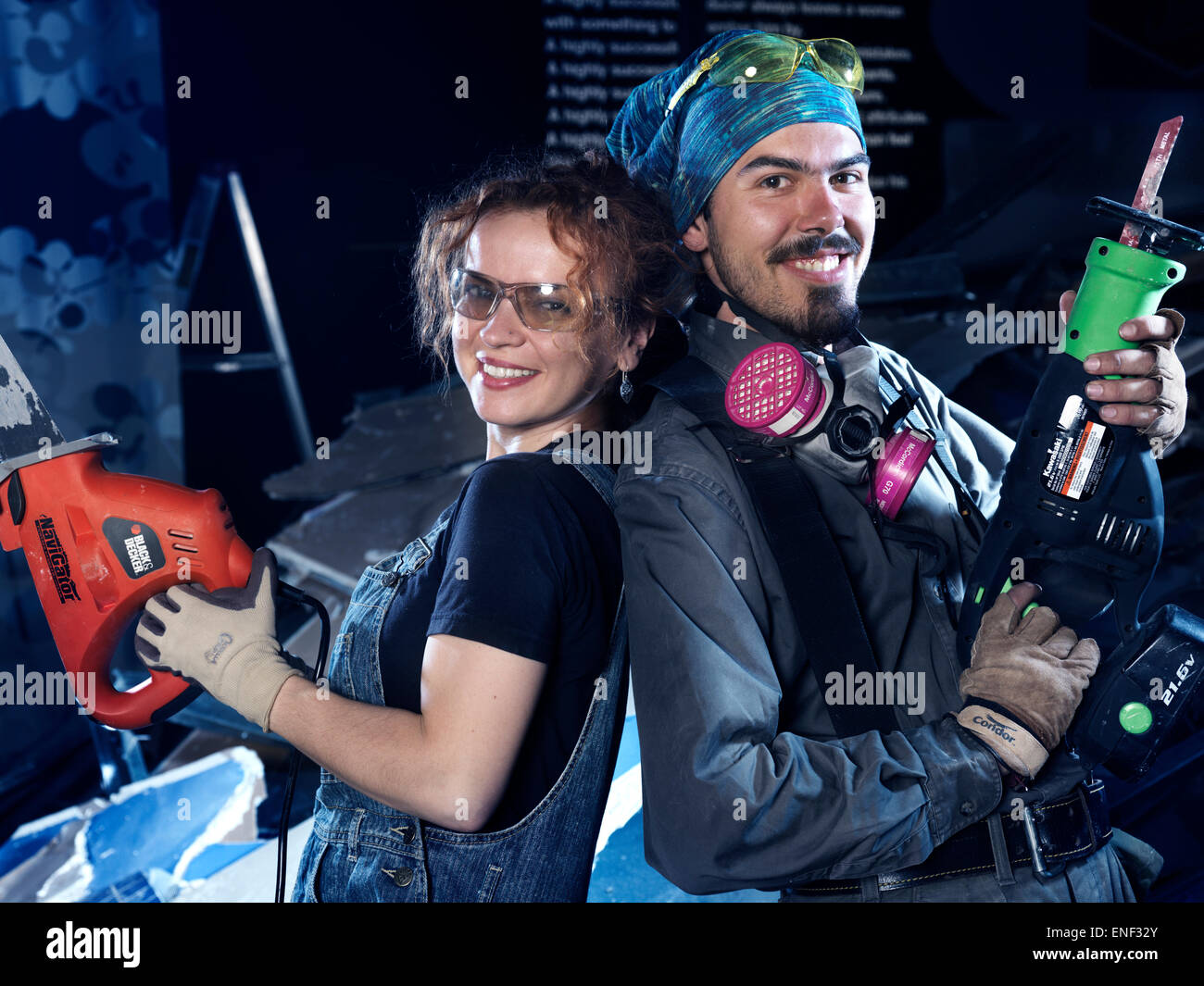 Portrait artistique d'un homme et une femme avec des outils sur un site de construction Banque D'Images