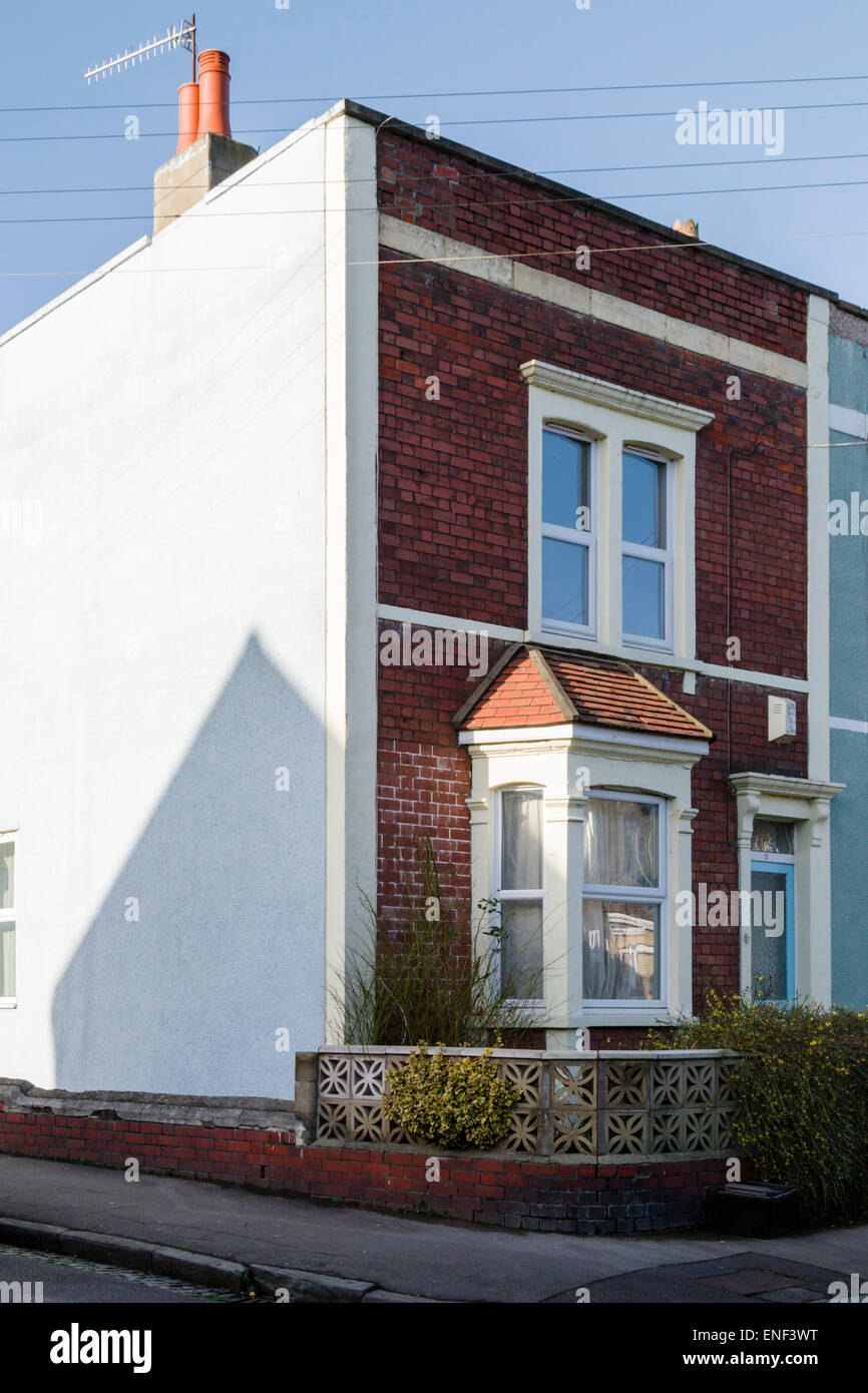 Une jolie maison victorienne en fin-de-terrasse Accueil ville de brique avec fenêtre en baie dans la zone Totterdown de Bristol. Banque D'Images