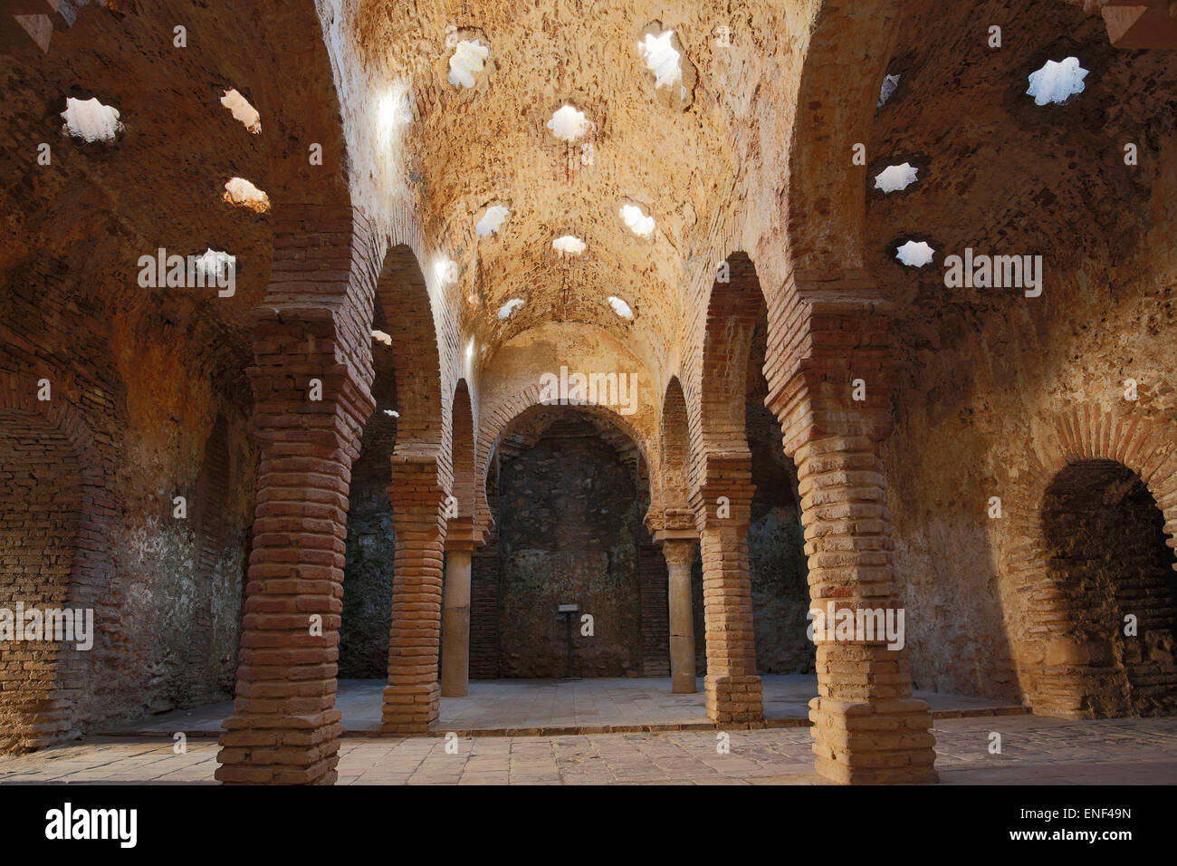 Ronda, Province de Malaga, Andalousie, Espagne du sud. Intérieur de la Baños Arabes, ou des bains arabes. Banque D'Images