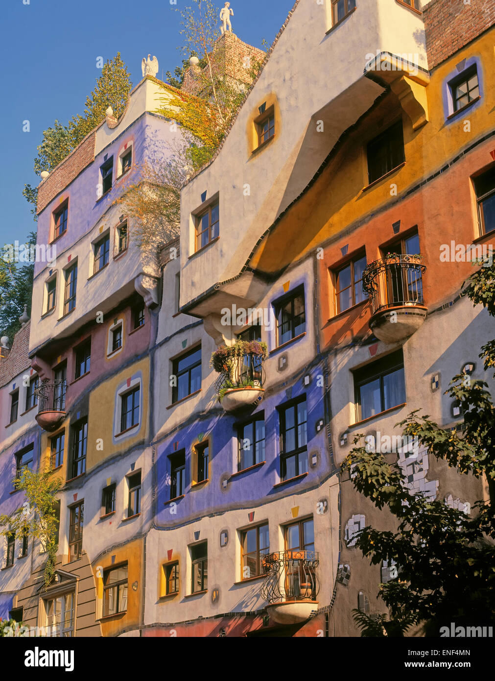 Vienne, Autriche. Façade de Hundertwasserhaus, un immeuble conçu par l'architecte et artiste Friedensreich Hundertwasser. Banque D'Images