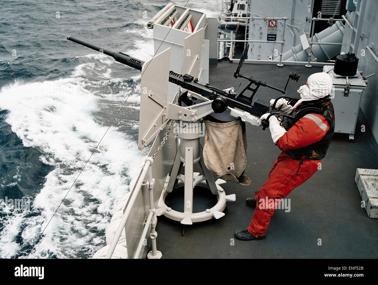AJAXNETPHOTO. En mer. Préparation de l'essai au feu d'un canon anti-aérien OERLIKON À PARTIR D'UNE FRÉGATE. PHOTO:JONATHAN EASTLAND/AJAX REF:3565 5 33 Banque D'Images