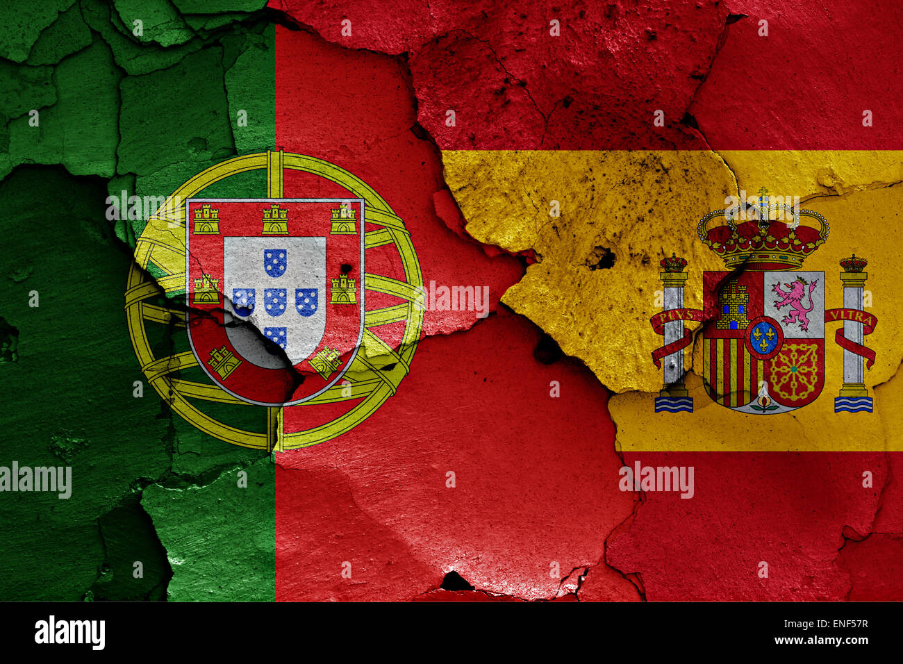 Drapeaux du Portugal et Espagne peint sur mur fissuré Banque D'Images