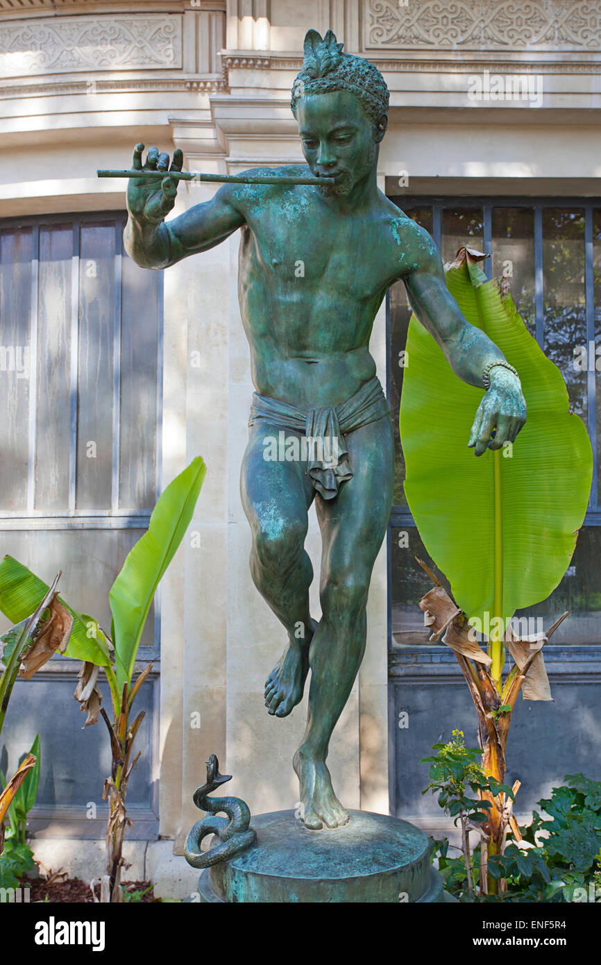Statue appelée Le Charmeur de serpent ou le Danseur Nubien Banque D'Images