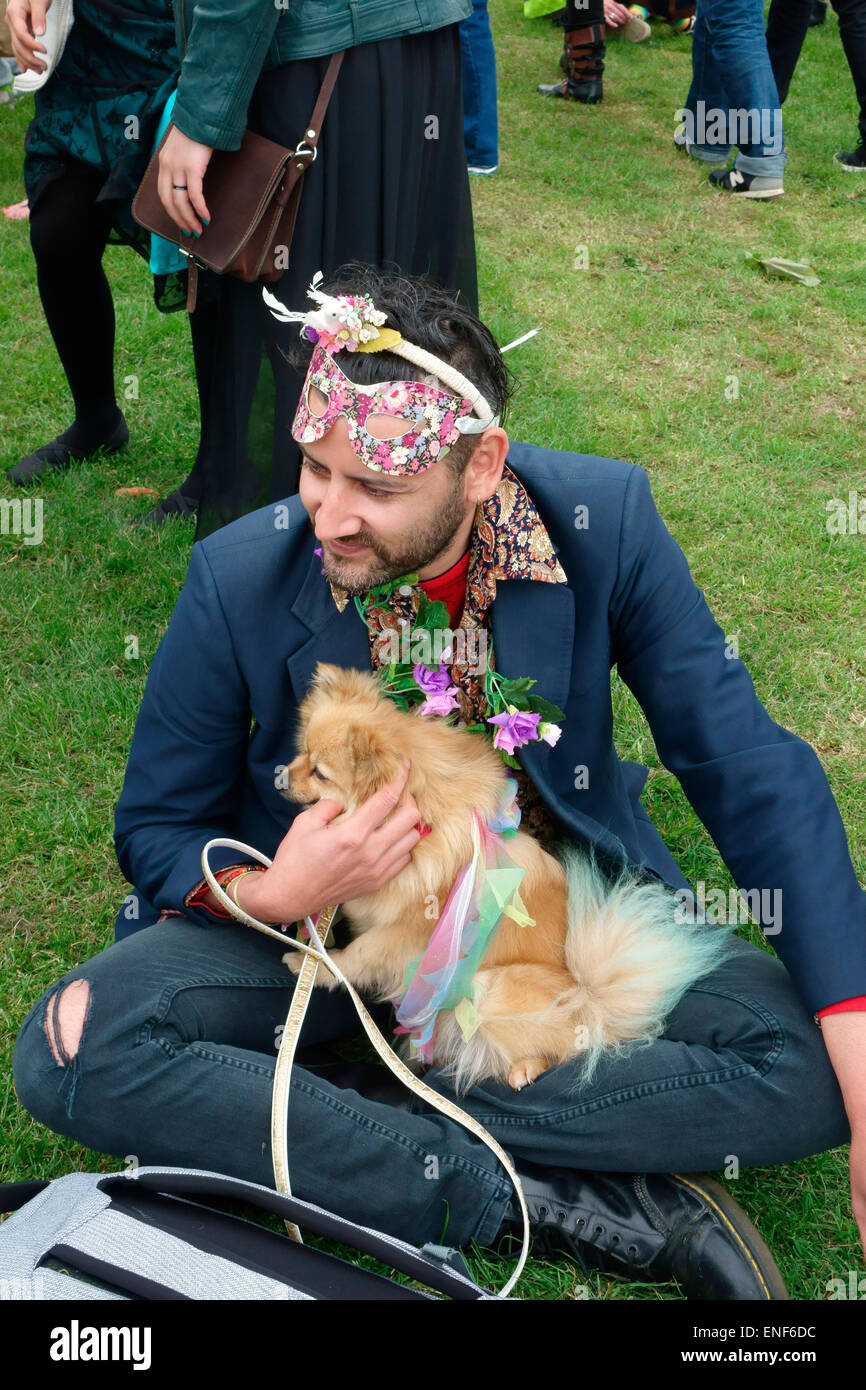 Hastings, East Sussex, UK. 4e mai 2015. Reveler et son chien à l'assemblée annuelle peut jour vacances de banque Jack-dans-le-Vert Festival, traditionnellement pour Jack d'être libérés pour accueillir l'été. Banque D'Images