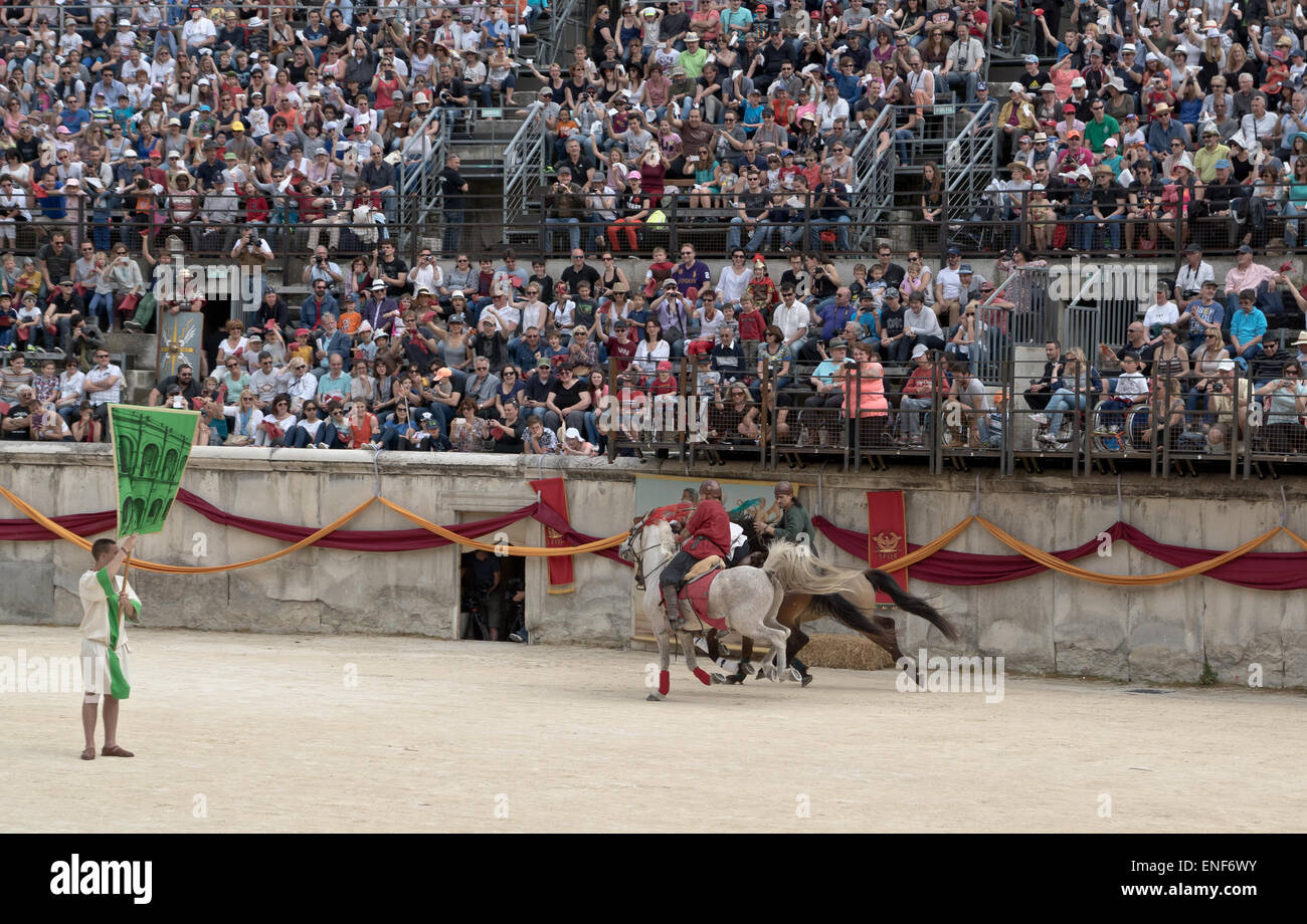 Re-enactment romain jeux en arène de Nimes un amphithéâtre romain situé dans la ville de Nîmes. Banque D'Images