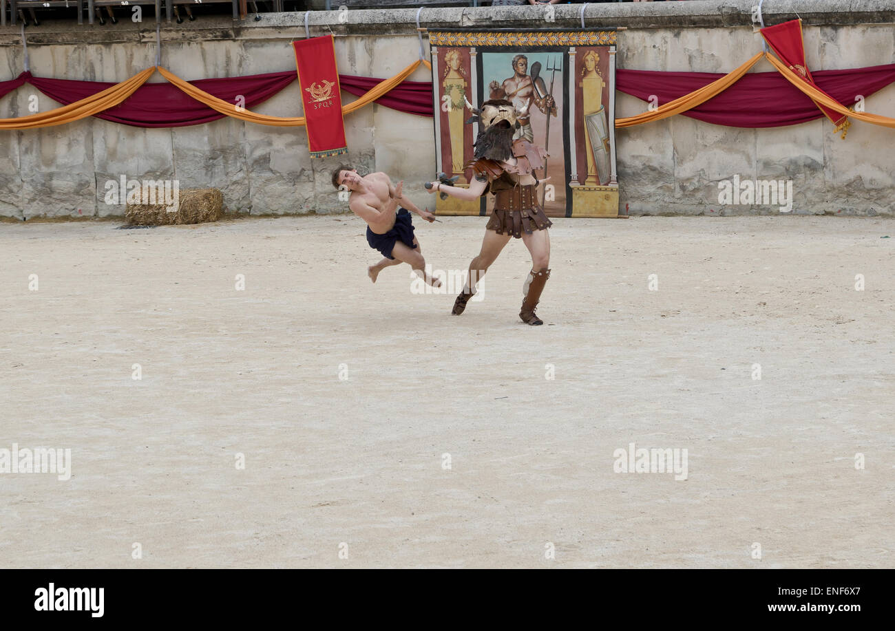 Re-enactment romain jeux en arène de Nimes un amphithéâtre romain situé dans la ville de Nîmes. Banque D'Images