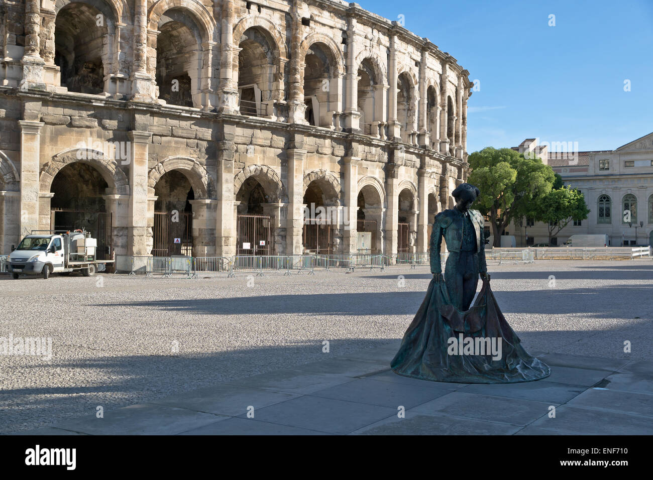 Les Arènes de Nîmes est un amphithéâtre romain situé dans la ville de Nîmes.avec la statue de torero Banque D'Images