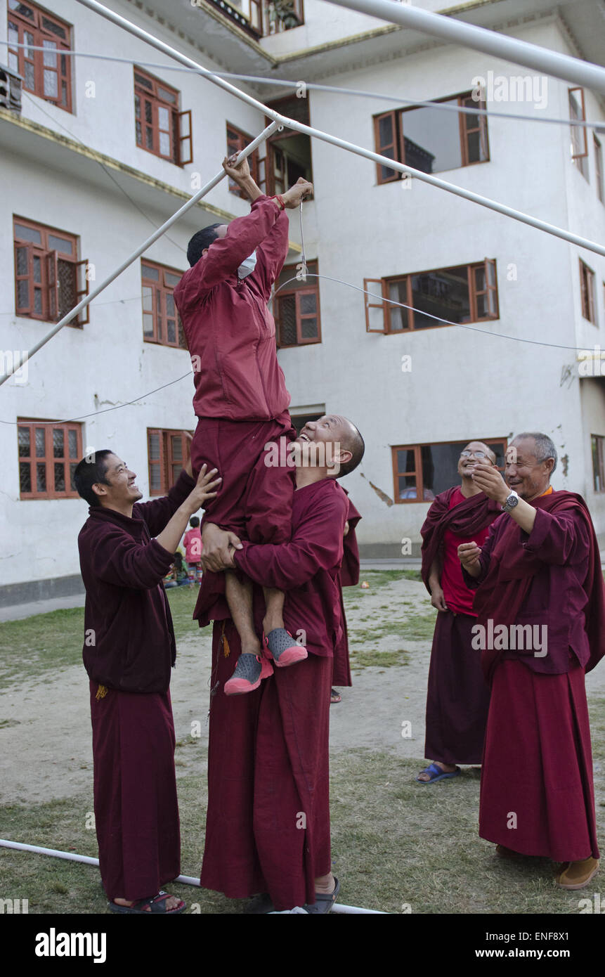 Katmandou, Népal. Apr 25, 2015. Monks la mise en place d'un camp de tentes à Boudha comme la semaine dernière, le terrible tremblement de terre craquelée les murs du monastère. Un important séisme a frappé 7,9 Katmandou à la mi-journée le samedi 25 avril, et a été suivi par plusieurs répliques qui déclenche les avalanches sur Mt. Everest qui a enseveli les alpinistes dans leurs camps de base. De nombreuses maisons, des bâtiments et des temples dans la capitale ont été détruits pendant le séisme, laissant plus de 7000 morts et beaucoup plus coincés sous les débris comme les travailleurs de secours d'essayer d'enlever les débris et de retrouver des survivants. Les répliques ont Banque D'Images