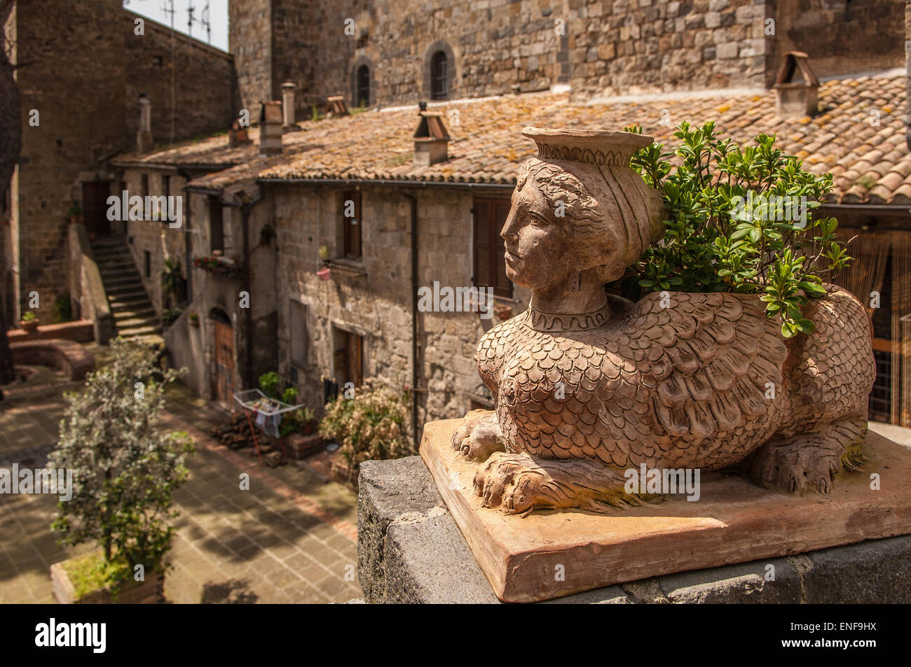 Gargouille en pierre donnant sur Lago di Bolsena, Italie. Banque D'Images