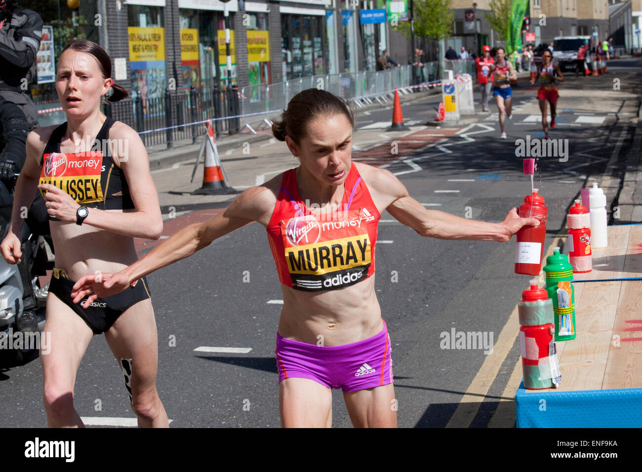 Les coureurs d'élite britannique Claire Hallissey et Freya Murray. Les coureurs de marathon en route au point 15.5 miles dans les Docklands de Londres. Banque D'Images